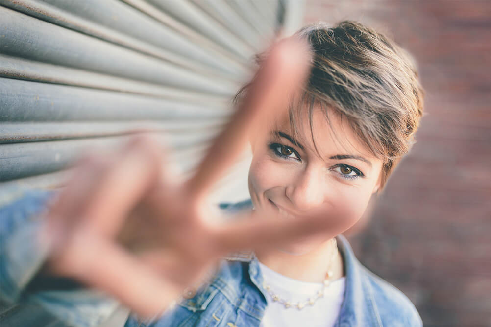A mulher mais sortuda do mundo mulher fazendo o "v"de vitória