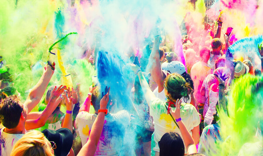 Saiba o significado das cores Pessoas celebrando o Holi festival
