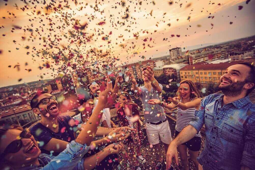 Ganhadores de loterias famosos Grupo de pessoas celebrando com confeti