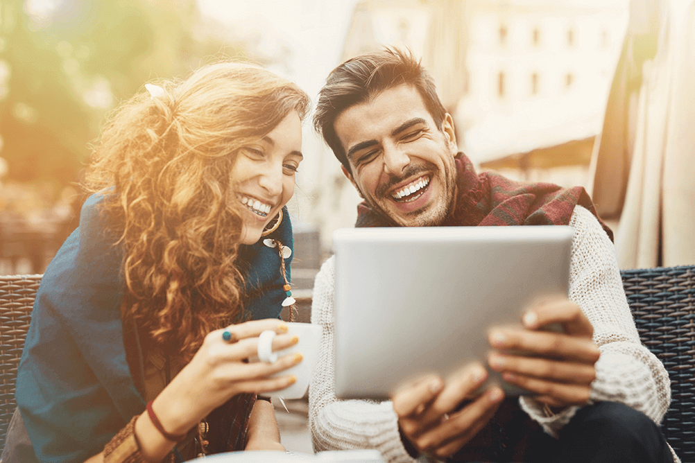QUANDO É PRÓXIMO SORTEIO DA MEGA SENA E COMO JOGAR ONLINE Casal confere no tablet as datas do próximo sorteio da Mega-Sena