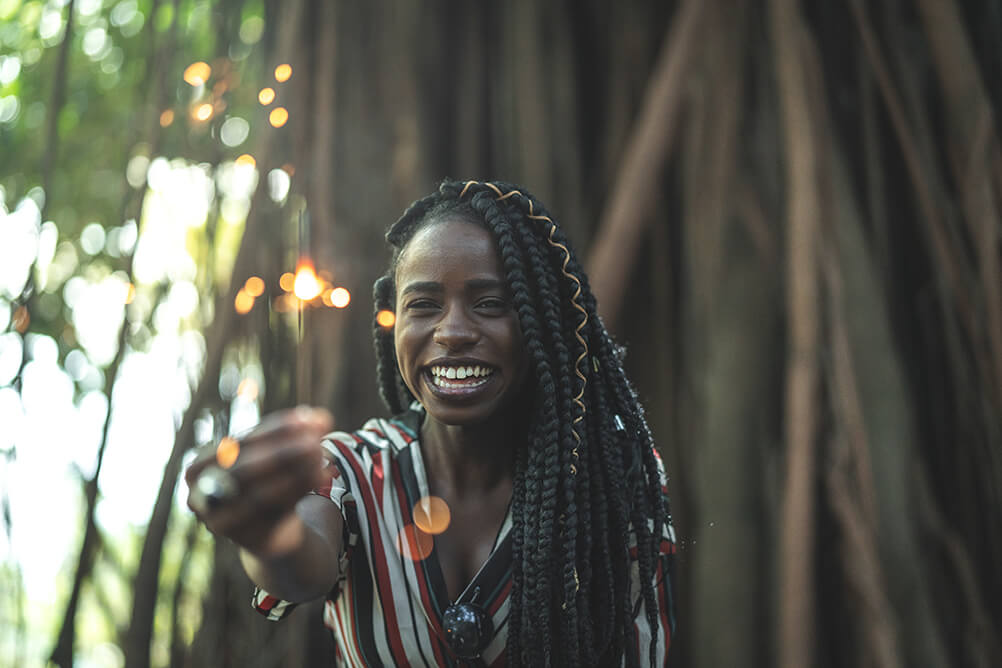 Menina bonita atraindo boa sorte Menina bonita atraindo boa sorte com luz