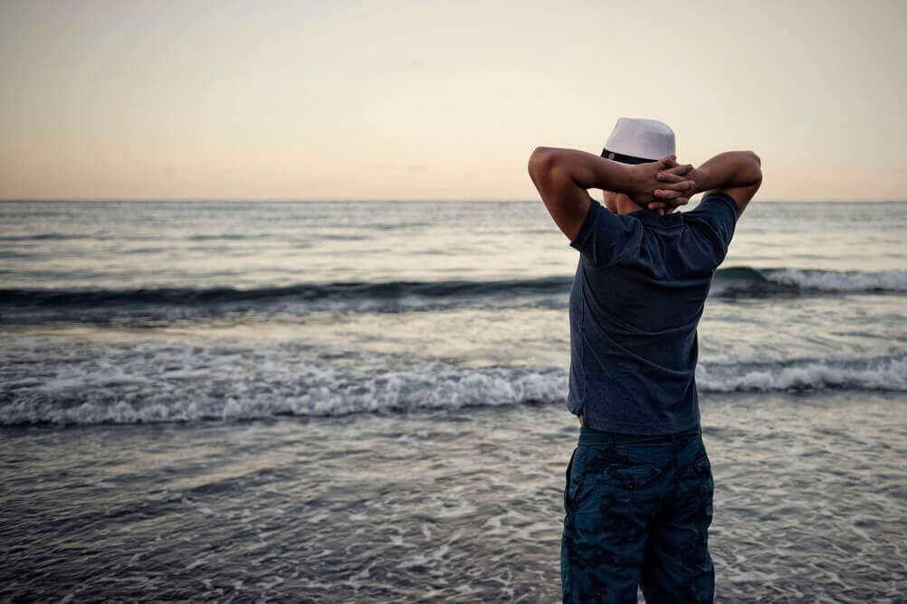Frases motivacionais de famosos Homem observando o mar