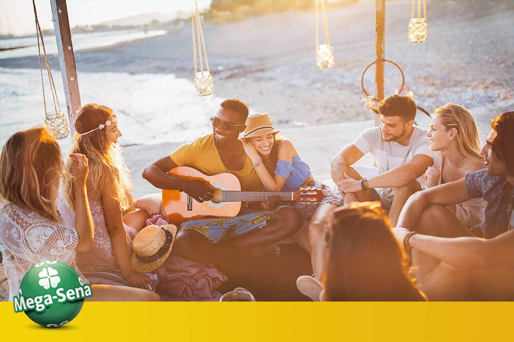 Como ganhar na Mega Sena Amigos na praia brincam e discutem dicas para ganhar na Mega Sena