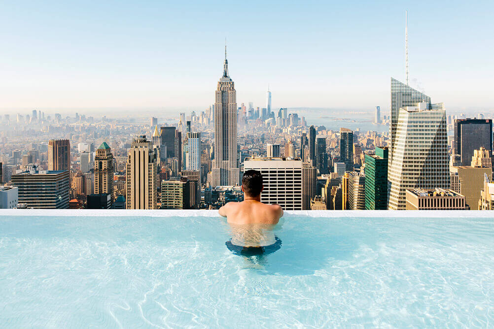 Um homem curtindo suas férias Um homem curtindo suas férias depois de ganhar um prêmio