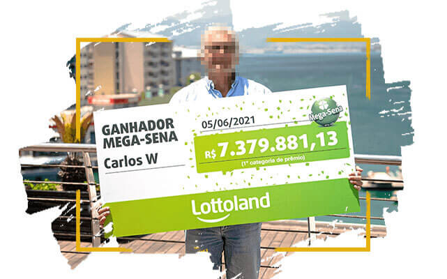 O vencedor da Lottoland segura o cheque para seu primeiro prêmio da Mega-Sena no valor de mais de R$ 7 milhões.