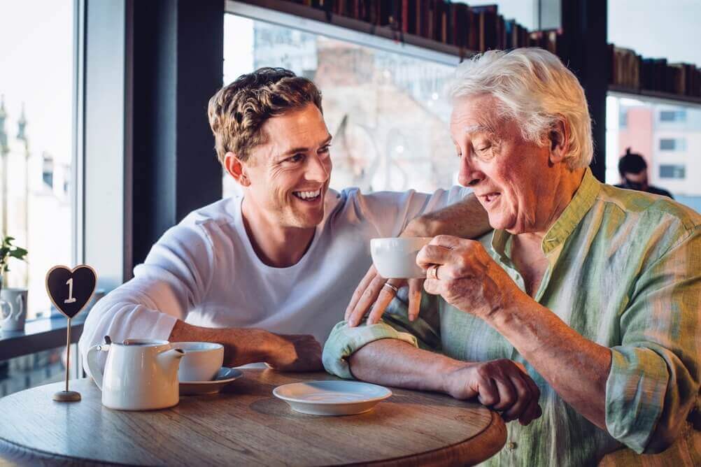 Pai e filho tomam um café no Dia Dos Pais