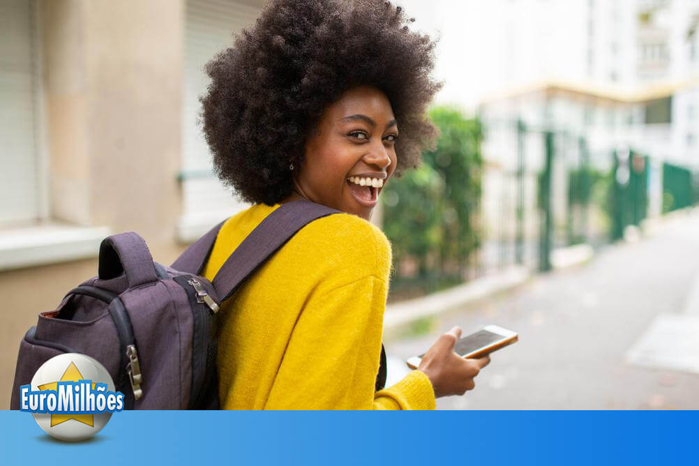 EuroMilhões Como Jogar Menina joga EuroMilhões pelo celular e sorri pela chance de ganhar um grande prêmio