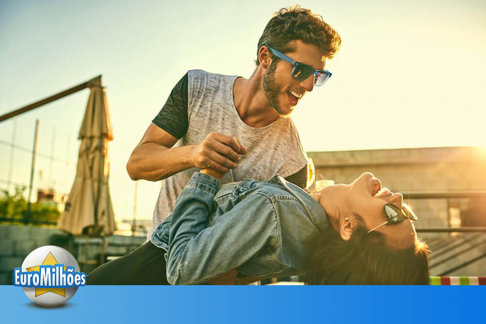 Ganhadores EuroMilhões Homem abraça namorada e celebra vitória na loteria EuroMilhões
