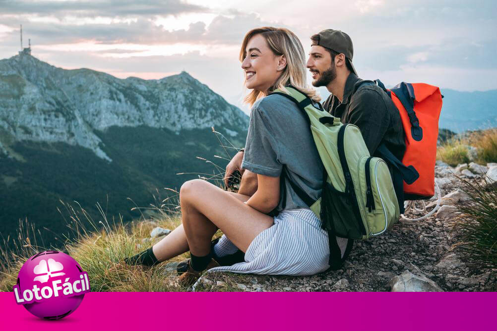 Casal curte o por do sol no topo da montanha e celebra a nova vida com o prêmio da Lotofácil