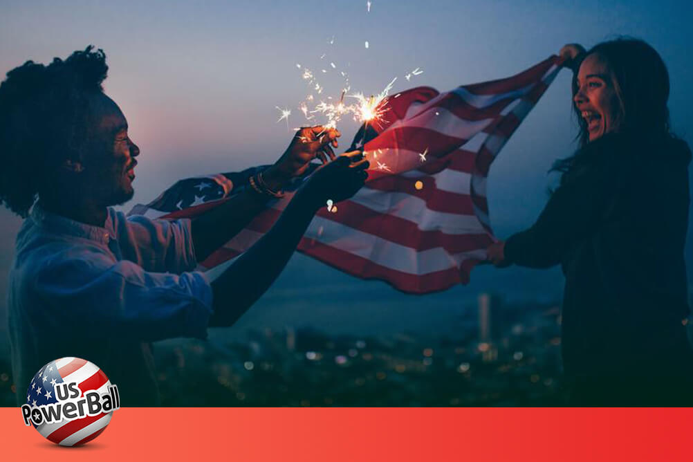 Powerball Ganhadores Casal feliz celebra vitória na Powerball. Bandeira dos Estados Unidos e fogos de artifício.