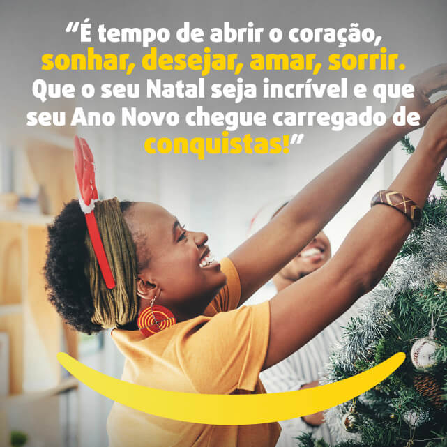 Imagem com mensagem de feliz Natal e ano novo. Menina coloca enfeite na árvore de Natal.
