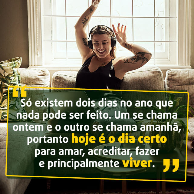 Imagem com mensagem de feliz ano novo para namorado - Dalai Lama. Menina alegre dançando.