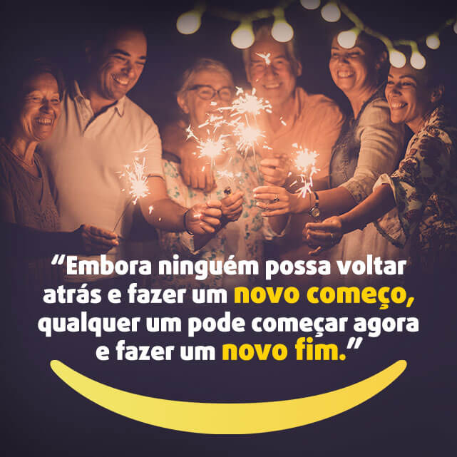 Imagem com mensagem de feliz ano novo para a família - Chico Xavier. Familiares celebram com fotos de artifício..