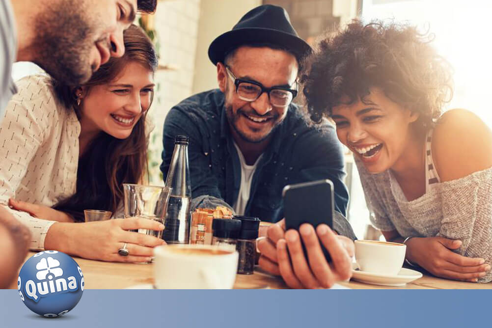 Grupo de amigos confere no celular o novo valor da Quina: R$ 2,50 pela aposta mínima