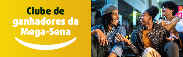 Banner anunciando os ganhadores da Mega Sena. Grupo de amigos ao lado festeja.