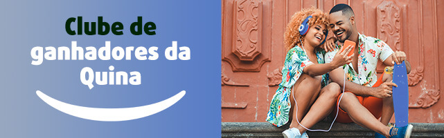 Banner anunciando os ganhadores da Quina. Casal abraçado ao lado, checa informação no telefone celular.