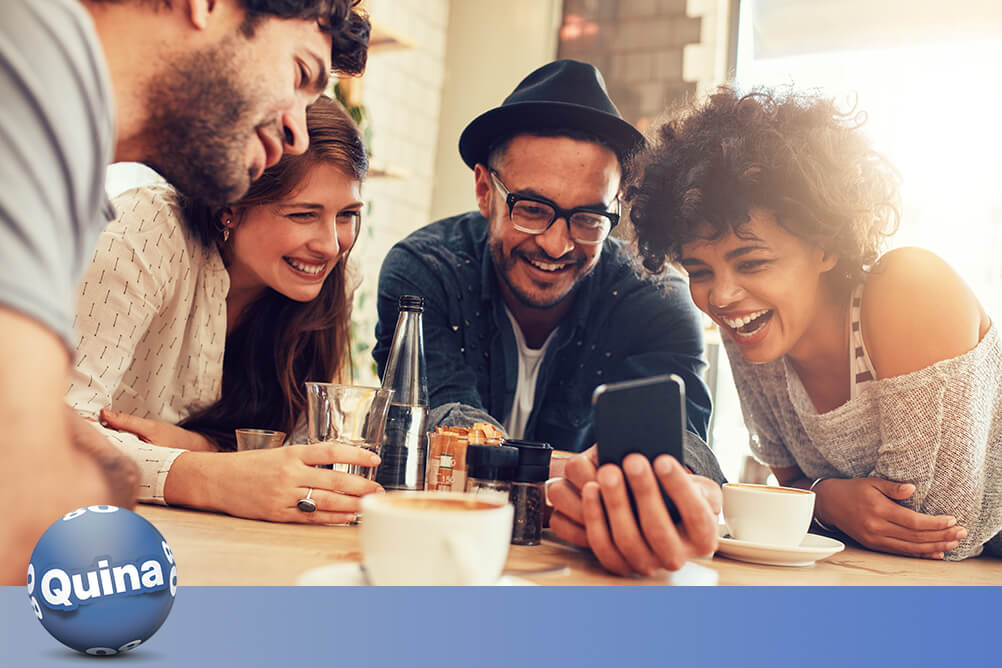 Grupo de amigos confere no celular o novo valor da Quina: R$ 3,00 (aposta física) e R$ 4,00 (aposta online) pela aposta mínima.
