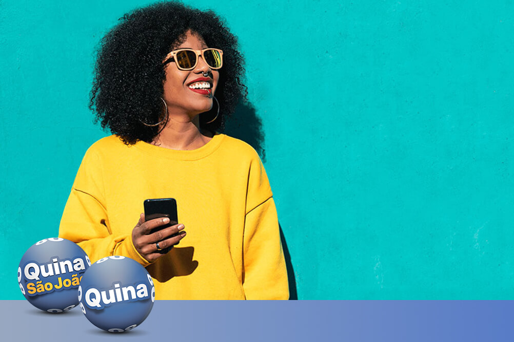 Mulher brasileira verificando resultado da Quina no aplicativo Lottoland Loterias.