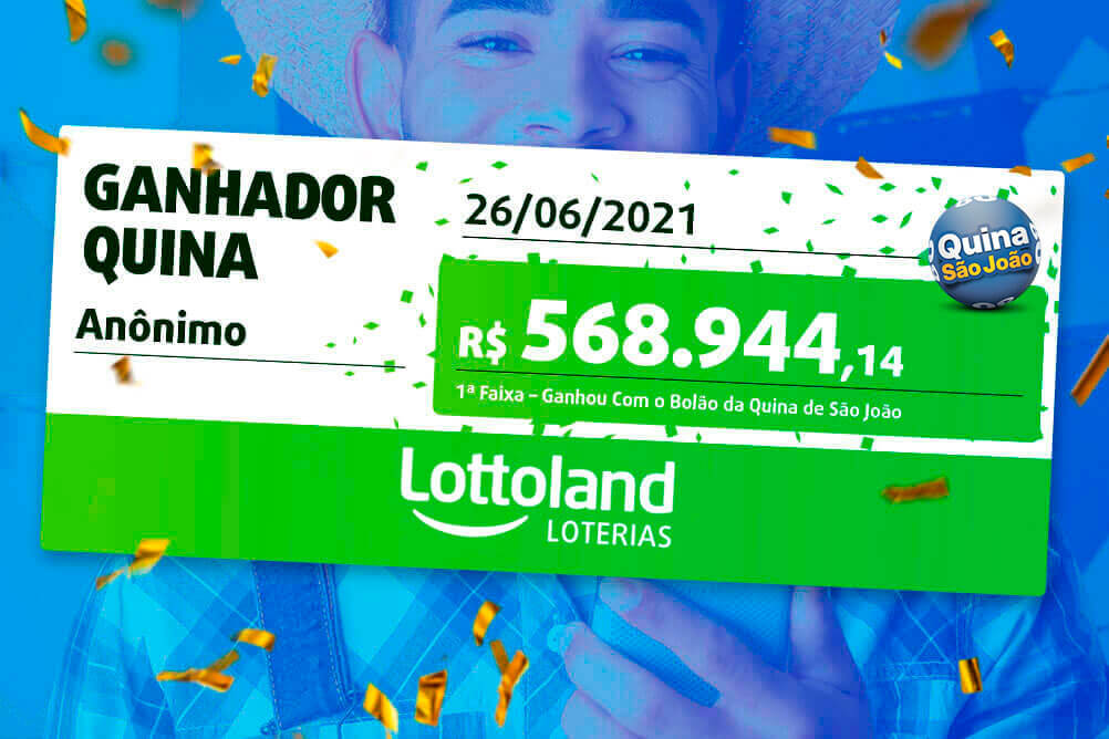Cheque do prêmio da Quina no valor de 500 mil reais ao centro com um fundo em azul no fundo, e a marca d'água a foto de um rapaz em trajes juninos. 
