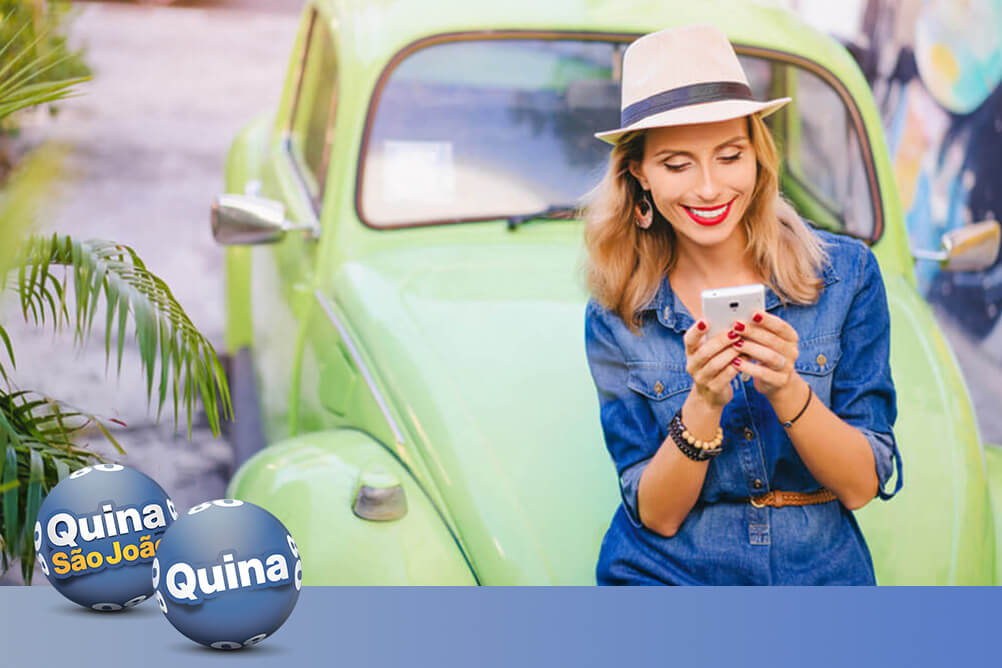 Mulher loira de chapéu escorada num fusca verde usando celular para checar o gerador da Quina palpites grátis.