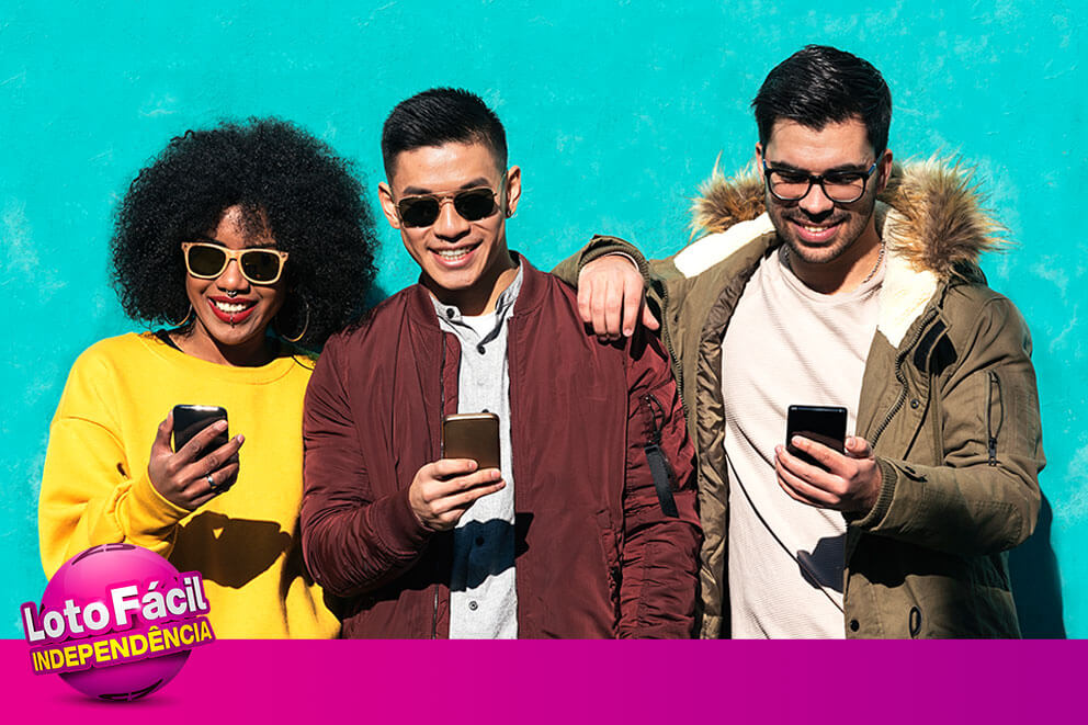 Amigos jogando juntos na Lotofácil da Independência com bolões pelo celular.