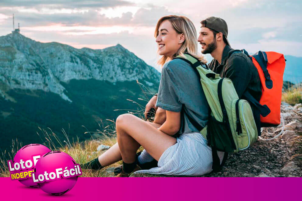 Casal curte o pôr do sol no topo da montanha e celebra a nova vida com o prêmio da Lotofácil e da Lotofácil da Independência.