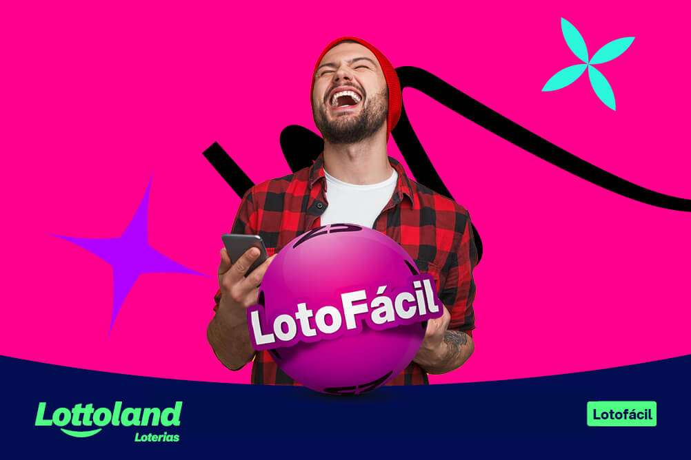 Homem com o celular na mão com o cunho para cima e um sorriso satisfeito com a estratégia de números mais sorteados da Lotofácil.