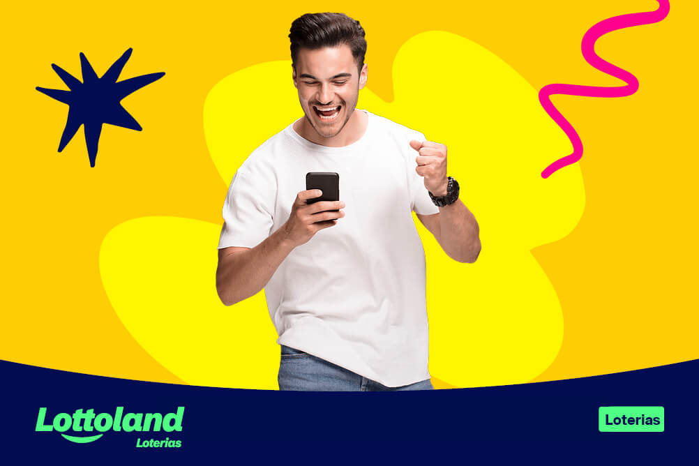 Como Jogar na Loteria Online Homem feliz olhando para o celular depois de conseguir fazer uma aposta na loteria pelo celular.