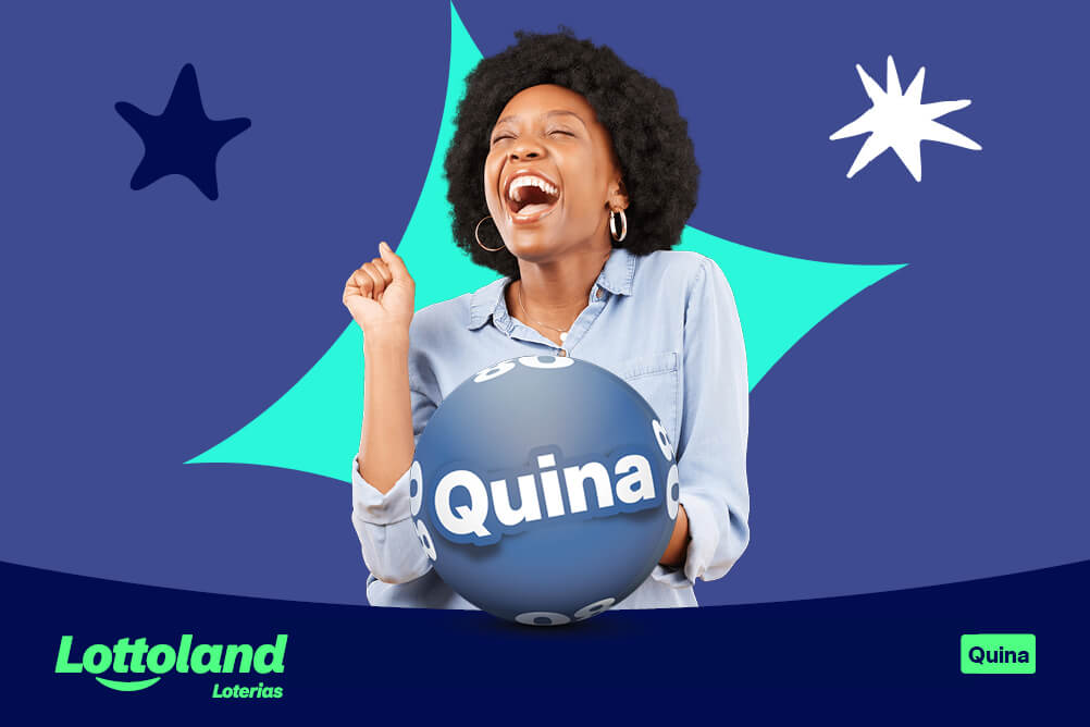 Mulher sorridente ao descobrir quais são os números que mais saem na Quina deste ano.