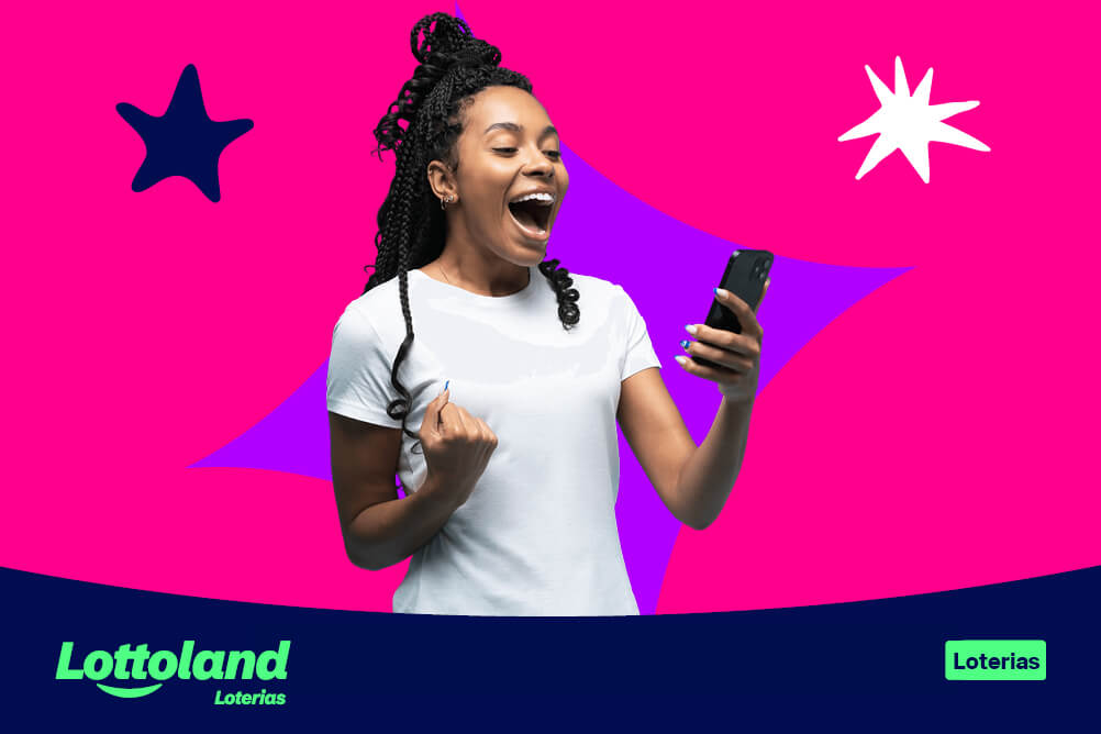 Mulher alegre olhando para o celular e descobrindo que viu as datas e horários das loterias a tempo de apostar.