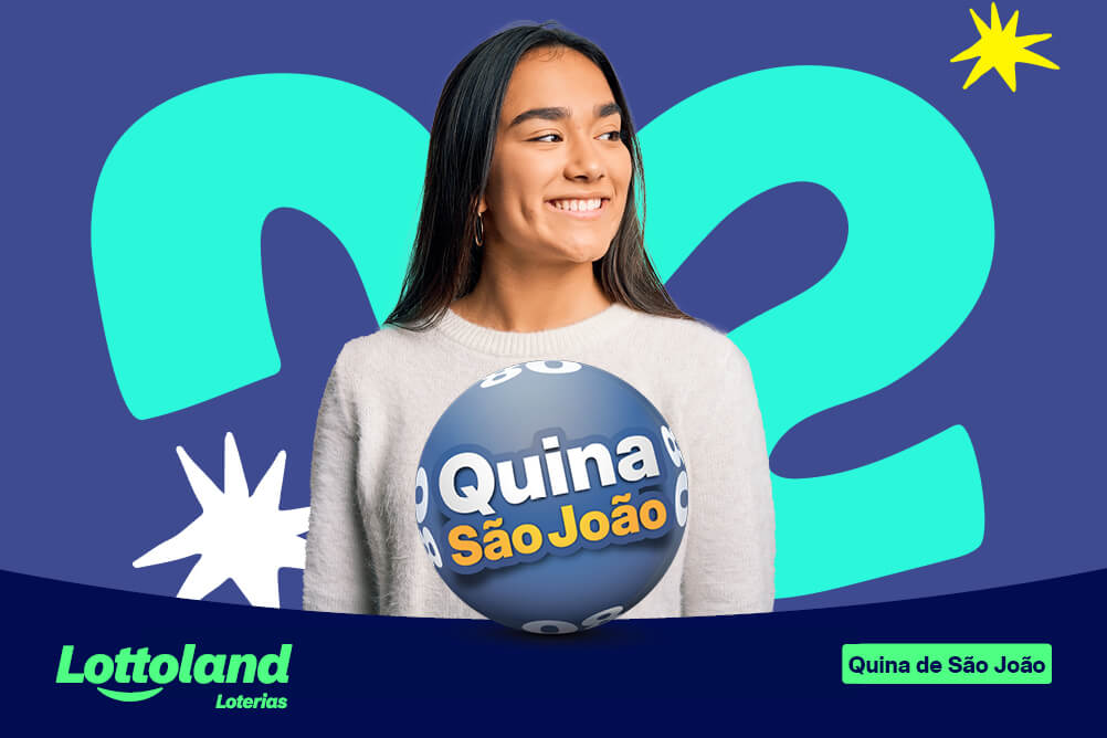 Mulher vestida com suéter branco sorrindo ao descobrir quais são os números mais sorteados da Quina de São João.