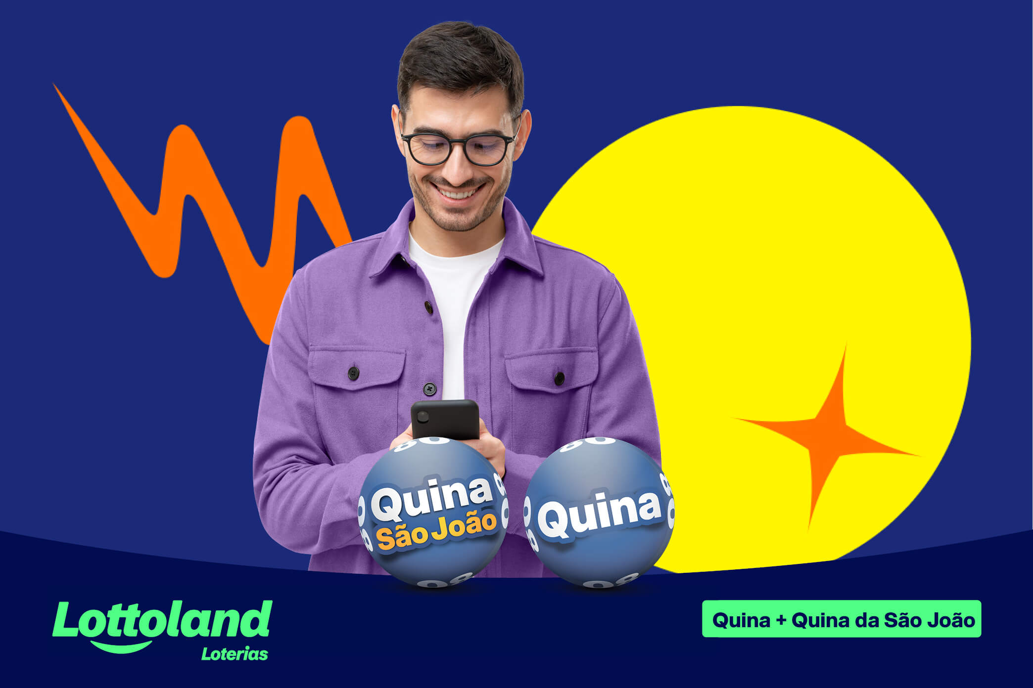 Homem sorrindo olhando para o celular depois de ver o resultado da Quina e da Quina de São João.