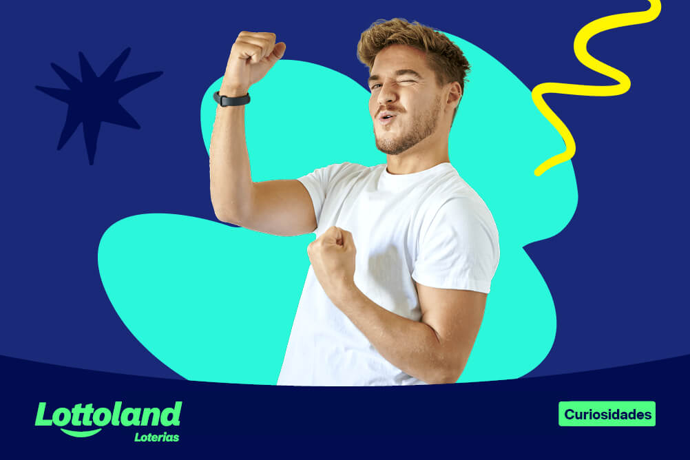 Homem com os dois punhos para cima em pose vitoriosa.