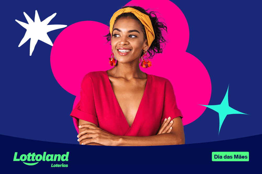 Mulher de braços cruzados com semblante satisfeito por ganhar uma surpresa no Dia das Mães.