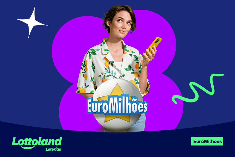 Mulher vestida com uma camisa estampada de limão-siciliano, segurando um celular, com olhar para cima, com fundo escuro.