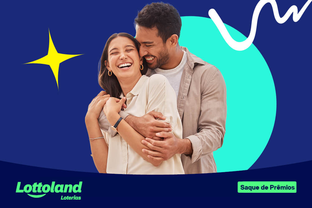 Casal se abraça sorrindo sobre fundo azul-escuro. Lottoland Loterias ensina como fazer o saque de prêmios lotéricos.