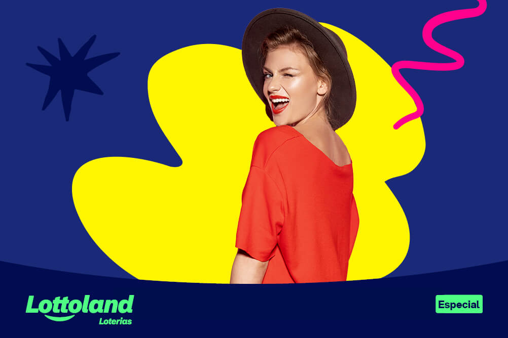 Mulher sorridente com chapéu e blusa vermelha sobre fundo azul e amarelo festivo. Lottoland Loterias apresenta tradições de Natal pelo Brasil e pelo mundo.