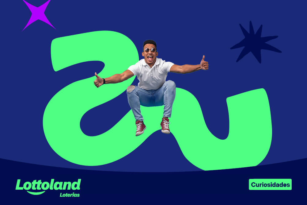 Homem sorridente saltando com os polegares para cima sobre fundo azul e verde vibrante. Lottoland Loterias apresenta ganhadores de loteria famosos.