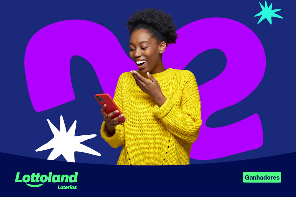 Mulher sorrindo com suéter amarelo e celular nas mãos sob fundo azul e roxo. Lottoland Loterias explica se quem ganha na loteria precisa pagar imposto.