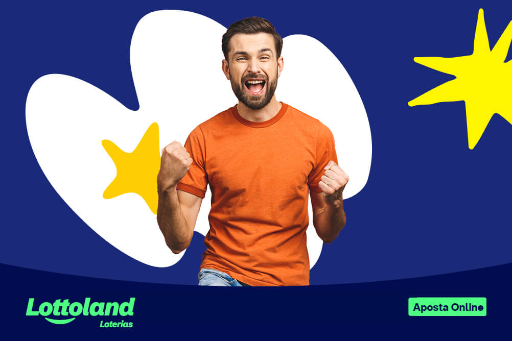 Homem sorrindo e comemorando vitória com camiseta laranja sobre fundo azul e amarelo. Lottoland Loterias destaca por que é confiável apostar online.