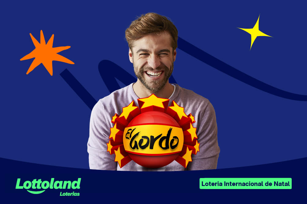 Homem sorrindo sob fundo azul-escuro. Lottoland Loterias explica como funciona a loteria espanhola de Natal, El Gordo.