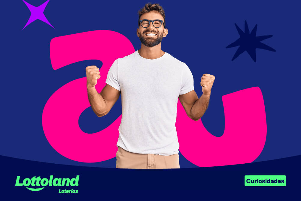 Homem sorridente com os dois punhos para cima sob fundo azul-escuro e rosa. Lottoland Loterias apresenta curiosidades sobre loterias nacionais e internacionais.