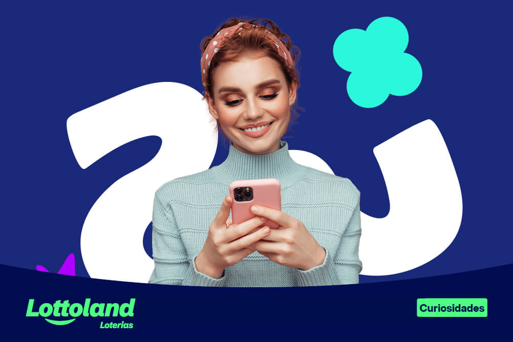 Mulher com lenço na cabeça olhando para seu celular sob fundo azul e branco. Lottoland Loterias conta histórias de pessoas que ganharam na loteria por acidente.