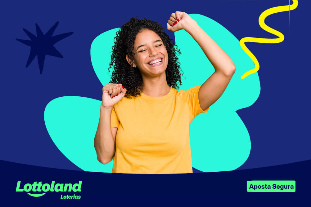 Mulher sob fundo em tons de azul, sorridente com um dos punhos para cima. Lottoland Loterias explica como jogar na loteria online com segurança.