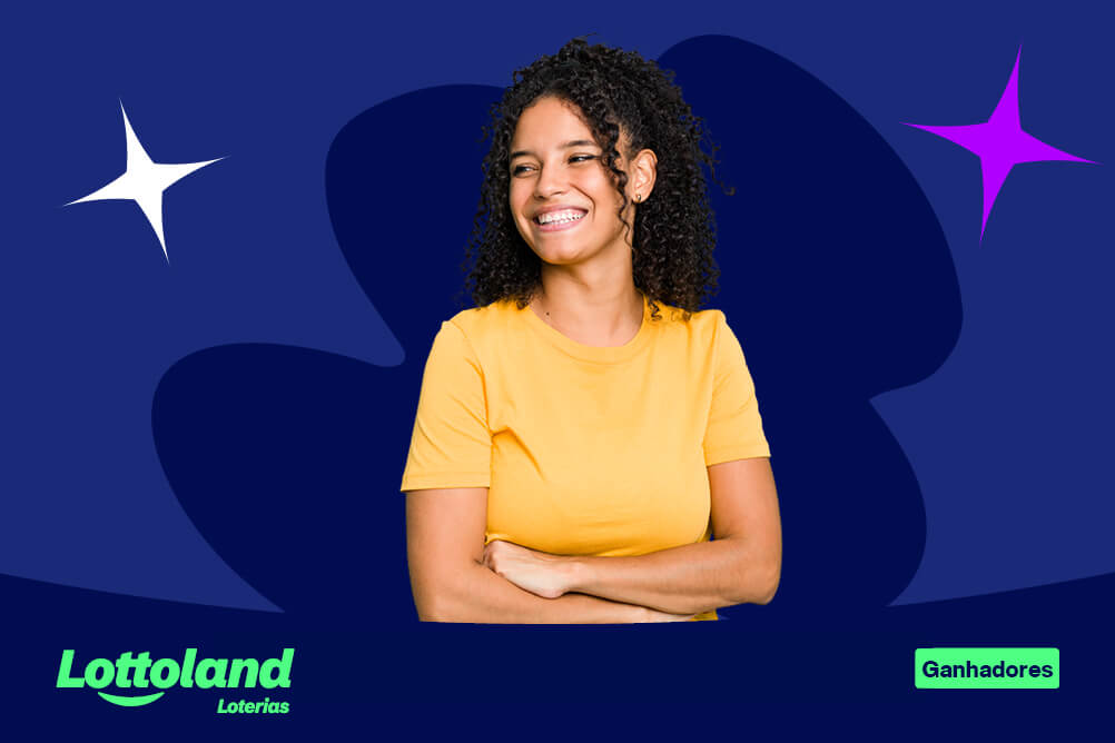 Mulher sorridente de braços cruzados frente a um fundo em azul. Lottoland Loterias dá sete dicas para agir com segurança após ganhar prêmio na loteria.