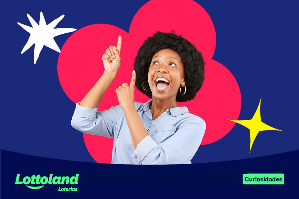 Mulher sorridente apontando os dedos indicadores para cima. Lottoland Loterias explica o que é jackpot e como dividir prêmios.