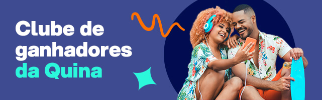 Banner anunciando os ganhadores da Quina. Casal abraçado ao lado, checa informação no telefone celular.