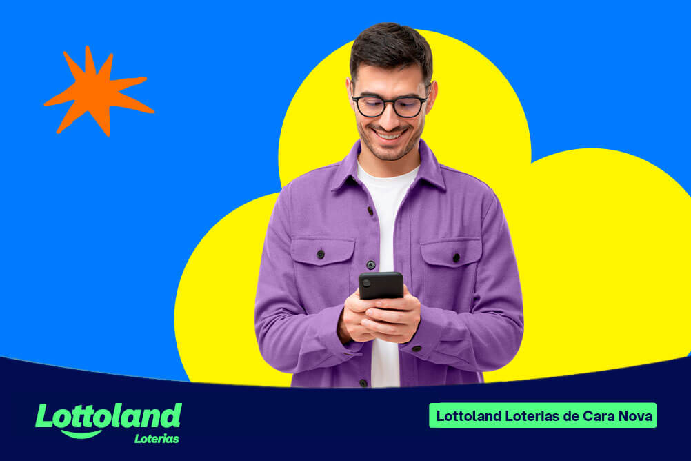 Homem sorrindo segura celular com app da Lottoland loterias de cara nova em fundo azul com formas coloridas.